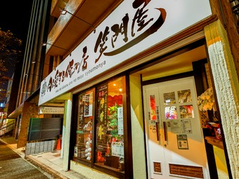店内には、楽しそうに焼肉を頬張る人たちの姿が見られる