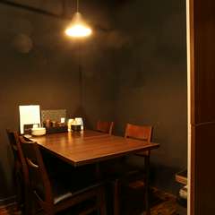 落ち着いた空間の中で、ゆったりとくつろぎながら会話できる