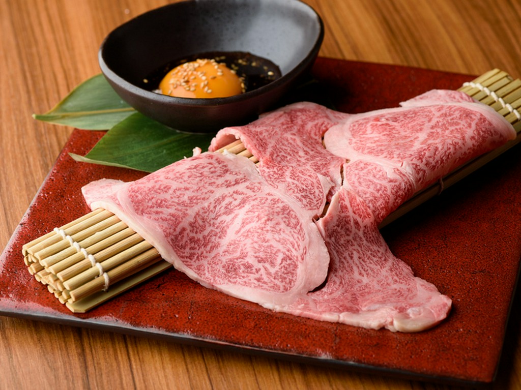 大きくカットされたロースを口いっぱいに頬張る幸せ『能登牛10秒ロース　焼きすき』