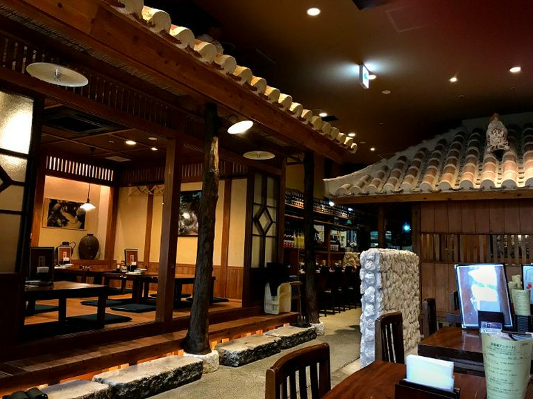 沖縄の雰囲気を味わえる店内