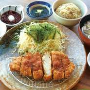沖縄のブランド豚「あぐー」一般的な豚肉と比べて、コレステロールが低いと言われており、さっぱりとした脂肪の旨みやまろやかな食感で人気の豚肉です。