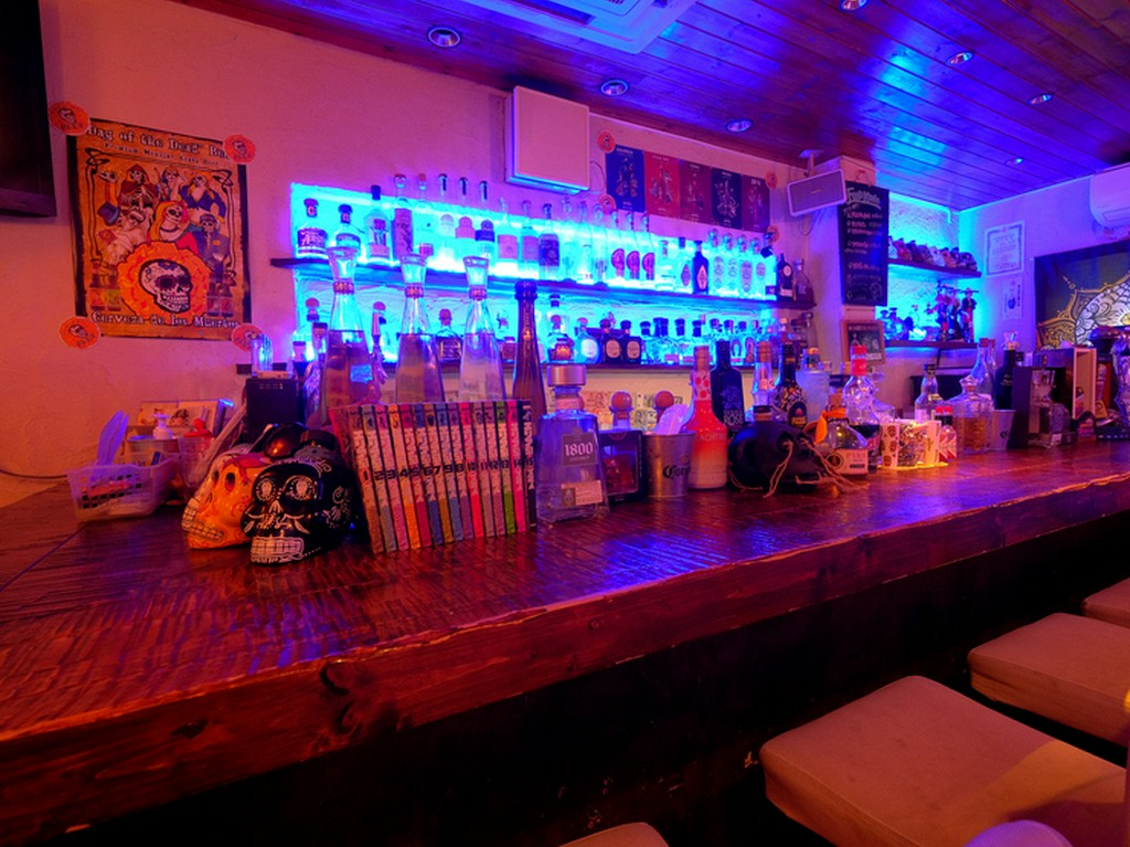 ひとりでも気軽にくつろげるカウンター席