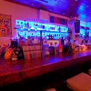 初めて来店しても雰囲気にすっと馴染み、メキシカンフードに舌鼓を打てる店です。ビルの2階にあるため隠れ家的な雰囲気も漂いますが、店内は心地の良いアットホームな雰囲気。女性ひとりでも気負わずに入れます。