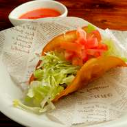 野菜は地元の直売場に並ぶ新鮮な地物を使用しています。『プレミアムタコス』の生地やサルサソース、タコミートなどはお店独自に考案されたオリジナルです。おいしさのため、素材選びにも味付けにも一切の妥協無し。