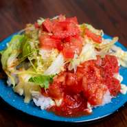 ご飯の上に自慢のタコミートやサルサソースをトッピングした食事メニュー。
おいしさはもちろん、ペコペコなお腹も膨れるボリュームの多さも魅力的です。
ハーフサイズ 780円