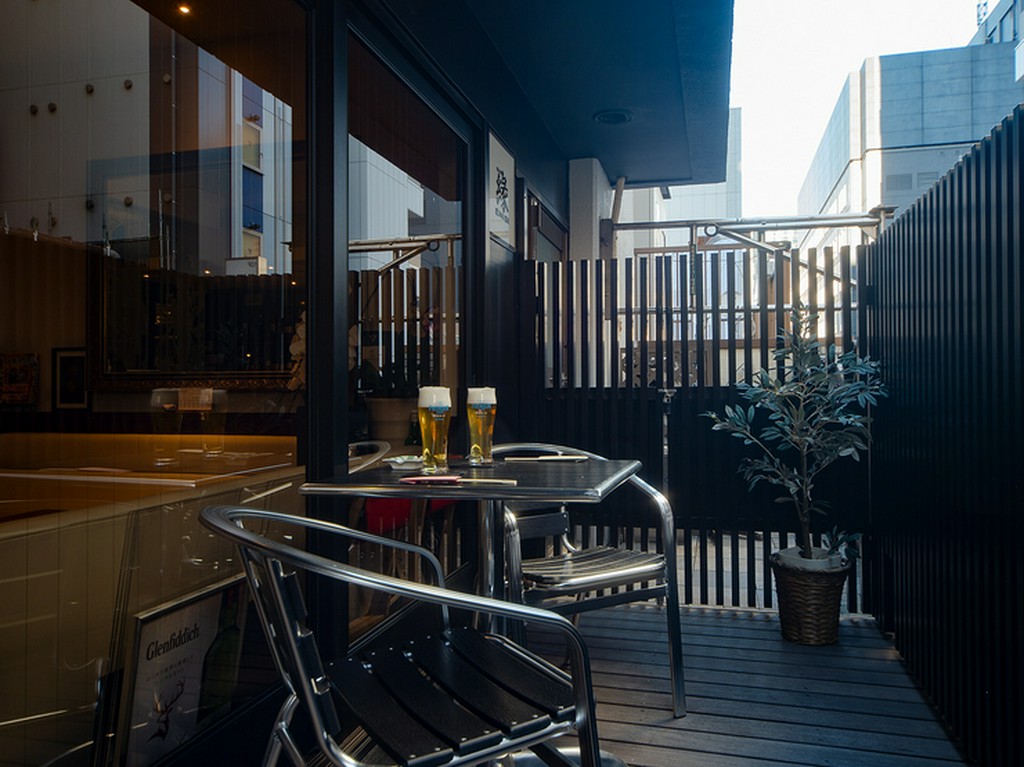 テラスでお酒を飲みながらゆったりと過ごす、安息の午後