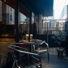 テラスでお酒を飲みながらゆったりと過ごす、安息の午後