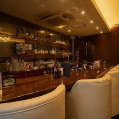 しっとりと二人の時間を楽しめるカウンターバー