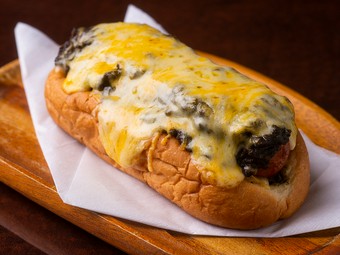 インパクト大の真っ黒なカレーがかかった『キーマカレー＆パン』