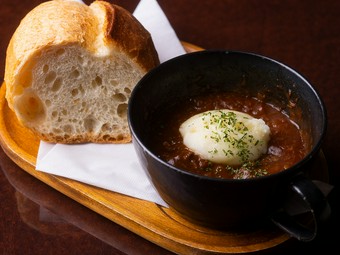 とろけるようにやわらかい牛すじ肉を堪能できる『ギネスシチュー』