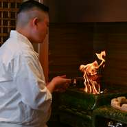 炭の芳ばしい香り、立ち上る煙、四季折々の味わい、良質な食材ならではの食感、五感で楽しめるのが魅力。料理をしている様子がすべて見える鮨店ならではの臨場感がたまりません。