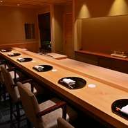 和の趣きある店内は、木をふんだんに取り入れた洗練された空間。料理はもちろん、雰囲気も楽しめ、誕生日や記念日など特別な日のデートに最適です。夫婦でいつもより少し贅沢したい日にも。