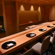 檜の一枚板のカウンターに、右側だけひじ掛けがあるオーダーメイドの椅子。ゲストがくつろげるようにというおもてなしの心が感じられる、影山氏のこだわりがこめられた空間となっています。