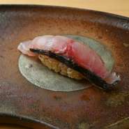 皮目を炭で炙った黒むつの握り。炭の芳ばしい香り、立ち上る煙、味わい、食感、五感で堪能できる一皿です。すべての工程を目の当たりにでき、美食への期待に胸が高まります。