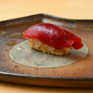 豊洲の仲買人から厳選して仕入れた赤身を使った江戸前鮨。シャリも厳選した米に赤酢と独自にブレンドした酢を影山氏流にアレンジ。ネタとの相性を考えて、抜群のバランスで仕上げてあります。