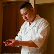 「おもてなしの心で握っています」と笑顔で語る影山氏。茶道をたしなんでいるそうで、奥にはお茶室が設えられています。ゲストがくつろげるように、楽しめるようにという心づかいにほっこりします。