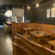 空間づくりにも注力している松山さん。店内は程よい広さで、どこかアットホームな雰囲気がただよっています。肩肘張らずに楽しめるので、仕事帰りのカジュアルなデートにぴったりです。