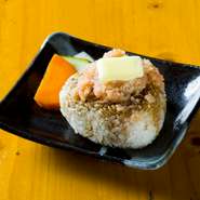 濃厚な味わいがクセになる『明太バター焼きおにぎり』