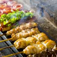 炭の香りが食欲をそそる。1本ずつ手打ちしている「焼鳥」