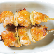 噛めばかむほど肉汁があふれだす「焼鳥」。【焼鳥しんのすけ】で仕入れている「みつせ鶏」は、程よい弾力と旨味、コクが特徴で、濃厚な味わいです。そのほか、四季折々の旬食材も食せます。