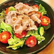 ごま香る、暑い季節に食べたくなる。野菜のボリュームもたっぷりのサラダです。メインから副菜にも!ごまドレシッング付き