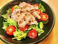 ごま香る、暑い季節に食べたくなる。野菜のボリュームもたっぷりのサラダです。メインから副菜にも!ごまドレシッング付き