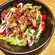 こんがり焼いたベーコンときのこと野菜のボリュームもたっぷりのサラダです。日向夏ドレシッング付きメインから副菜にも!