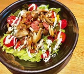 こんがり焼いたベーコンときのこと野菜のボリュームもたっぷりのサラダです。日向夏ドレシッング付きメインから副菜にも!