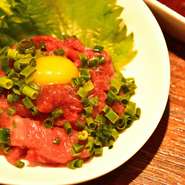 熊本より産地直送の馬肉ユッケです。手作りのごま油タレでお召し上がりください。