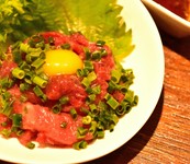 熊本より産地直送の馬肉ユッケです。手作りのごま油タレでお召し上がりください。