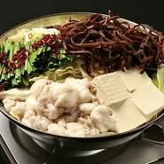 特製の4種類のスープから選び味わえる人気メニュー。1987年から続く定番『味噌味』、まろやかな醤油で引き立てる『醤油味』、女性大人気『キムチチゲ風』、自家製ポン酢で楽しむ『水炊き風』。お一人様1590円～