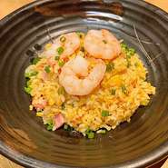 すが本特製の昔ながらの海老焼き飯。黒毛和牛の脂を隠し味で加え旨味とコクを引き立たせています。