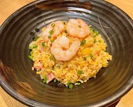 すが本特製の昔ながらの海老焼き飯。黒毛和牛の脂を隠し味で加え旨味とコクを引き立たせています。