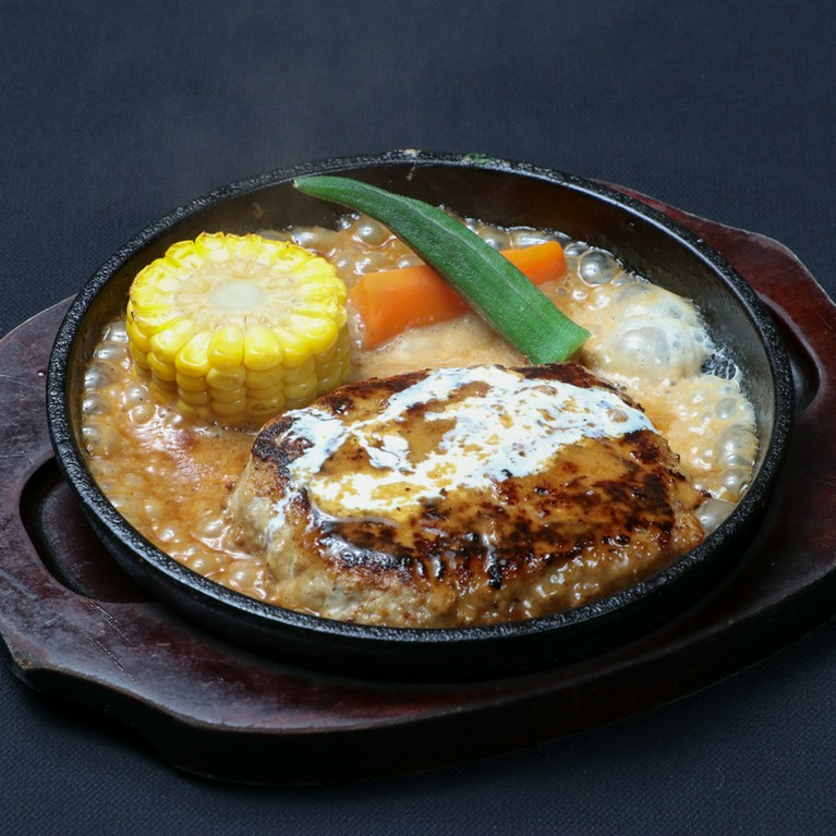 黒毛和牛を使用。自家製デミグラスソースで味わう『特製ハンバーグ』