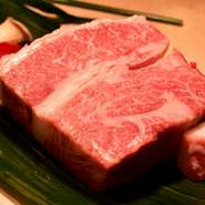 当店自慢のお肉本来の味を楽しんでいただける一品。厚切りのお肉からあふれる肉汁は一度食べると病みつきになること間違いなし。100g～300gまでご用意しております。