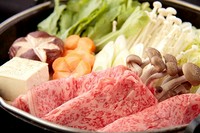 黒毛和牛(主に伊万里牛、佐賀牛A4等級以上)の特選ロースの良い部分を注文ごとに厚めに手切りにして提供しています。