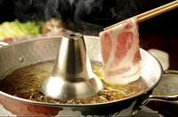 羅臼昆布の深い旨み × 黒毛和牛少し厚切りロースの極上の口どけ しゃぶしゃぶの決め手となる出汁には、北海道産の最高級「羅臼昆布」添加物を使わず、芳醇な旨みが広がる出汁で贅沢に味わう。