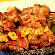 ボリュームのあるビッグステーキです。国産牛のサーロインを使用しています。無添加自家製ステーキソース、本わさび醤油、岩塩の3種類でお召し上がり下さい。小型七輪でお好みの焼き加減でお召し上がり下さい。
