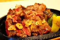 ボリュームのあるビッグステーキです。国産牛のサーロインを使用しています。無添加自家製ステーキソース、本わさび醤油、岩塩の3種類でお召し上がり下さい。小型七輪でお好みの焼き加減でお召し上がり下さい。
