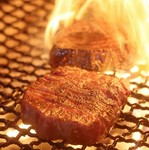 タン元の柔らかい部分をアツアツの鉄板でレアで提供致します。 レモン、岩塩、ブラックペッパーでお召し上がり下さい。