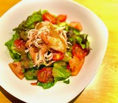 ボリュームたっぷりのすがもと特選サラダです。前菜、健康志向、メインとしてもお楽しみ頂けます。