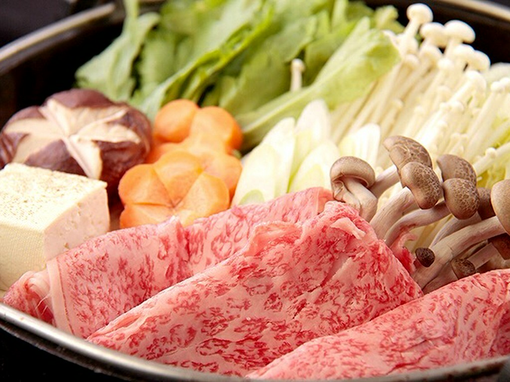 寒い冬にぴったりのすき焼きも大人気