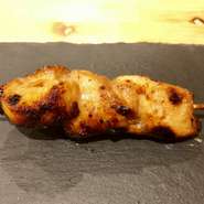 すがもと特製だれで漬け込み、しっとりやわらく、
さっぱり仕上げた低カロリーなヘルシーな焼き鳥です。
