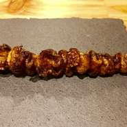 大人気！焼き鳥の定番！とりかわの脂ならではの甘みが楽しめ、コラーゲンも含んでおり女性にも人気です。