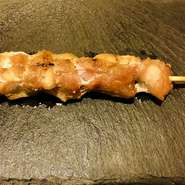 焼き鳥の定番！肉厚で鶏肉ならではの弾力ある歯ごたえと噛むごとに肉汁がたっぷりでて美味が口の中に広がります。