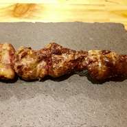 ふんわりやわらかで濃厚なコクの鶏の肝臓。
甘いコクとふんわりやわらか食感が舌の上でとろけます。