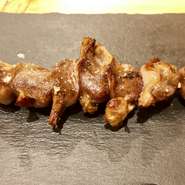 鶏が持つ２つの胃袋のうち、筋胃という胃袋の外壁についている2つの盛りあがった筋肉。
臭みがなく、シャキシャキとし歯ごたえが楽しめます。