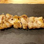 一羽からほんの少ししか取れず、多少の筋っぽさはありますが身が引き締まっていて歯ごたえがあり、噛むほどに肉汁が出てきます。