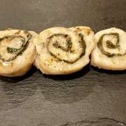 梅肉と大葉の風味で鶏臭さがなく、さっぱりお召し上がり頂けます。女性に大人気です！