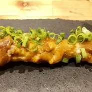肉厚で鶏肉ならではのある歯応えとすがもと長期熟成させた特製ブレンドの味噌だれを使用した自慢の一串です。